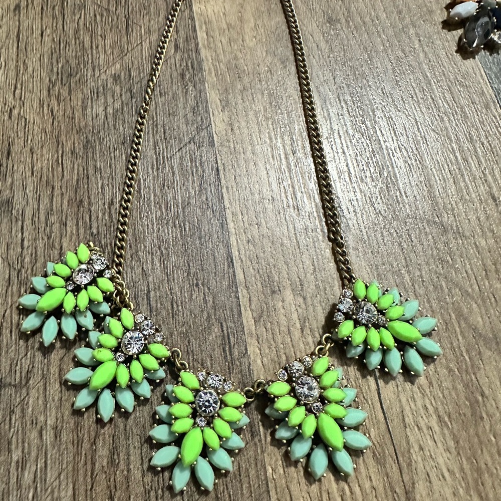 Elegant Green and Gold Statement Necklace
